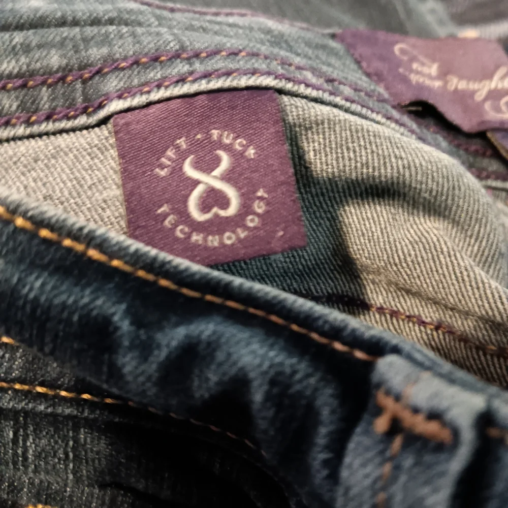 Not your daughter's jeans size 4 Capri dark blue denim with lift tuck technology - Picture 8 of 9